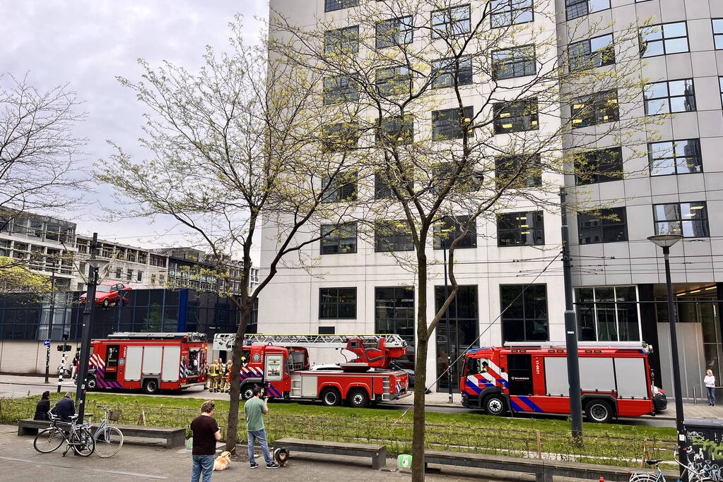 Brandweer onderzoekt rookontwikkeling in fietsenhok