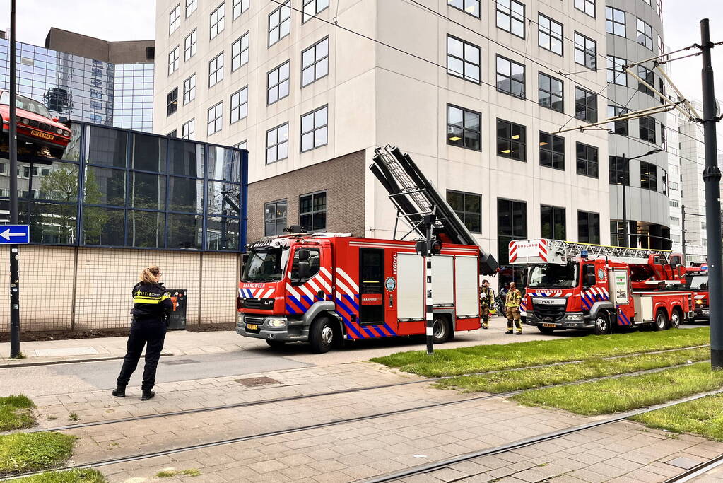 Brandweer onderzoekt rookontwikkeling in fietsenhok