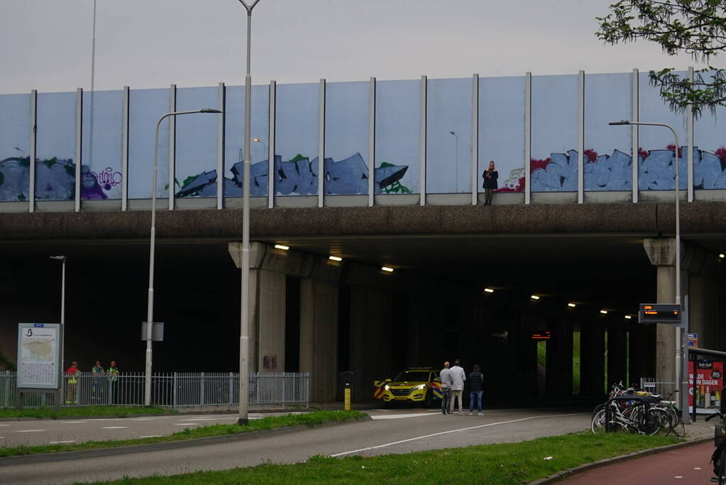 Omgeving afgezet voor persoon met verward gedrag op viaduct