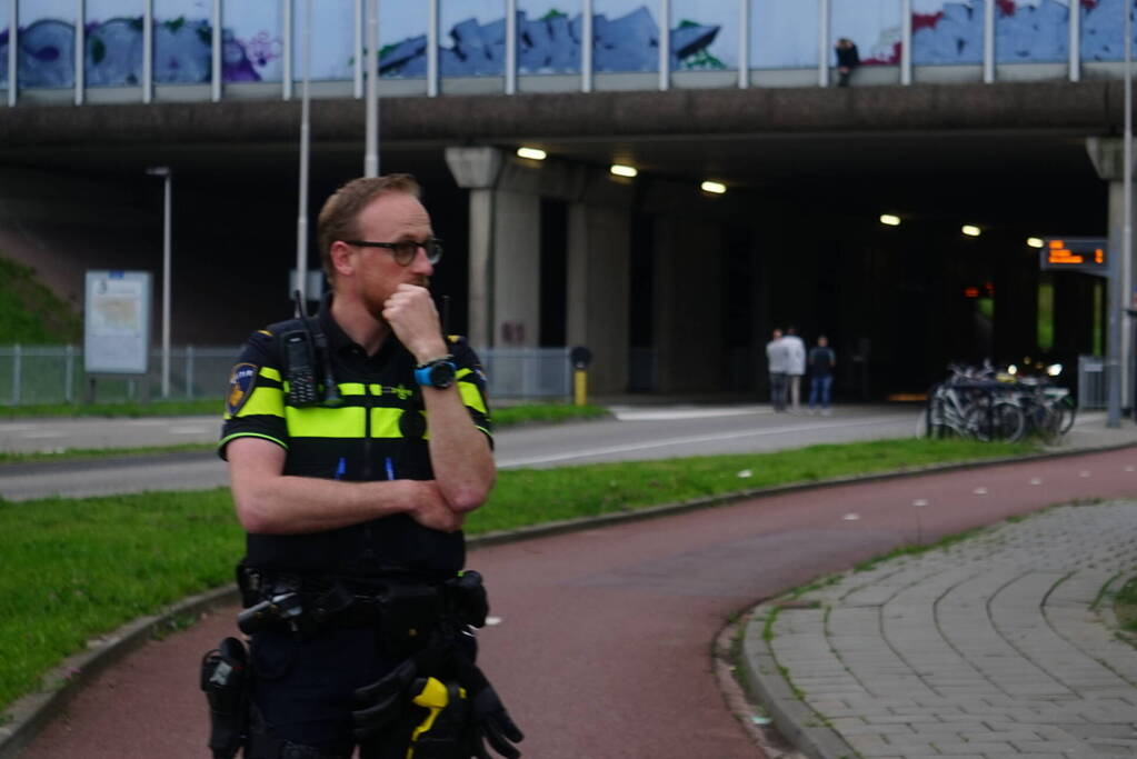 Omgeving afgezet voor persoon met verward gedrag op viaduct