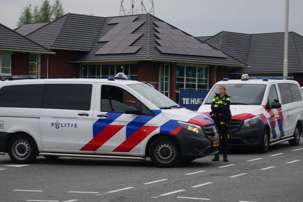 Omgeving afgezet voor persoon met verward gedrag op viaduct