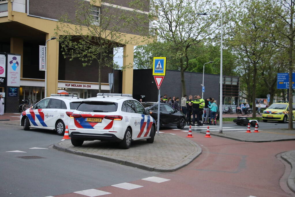 Bezorgscooter en auto botsen op rotonde