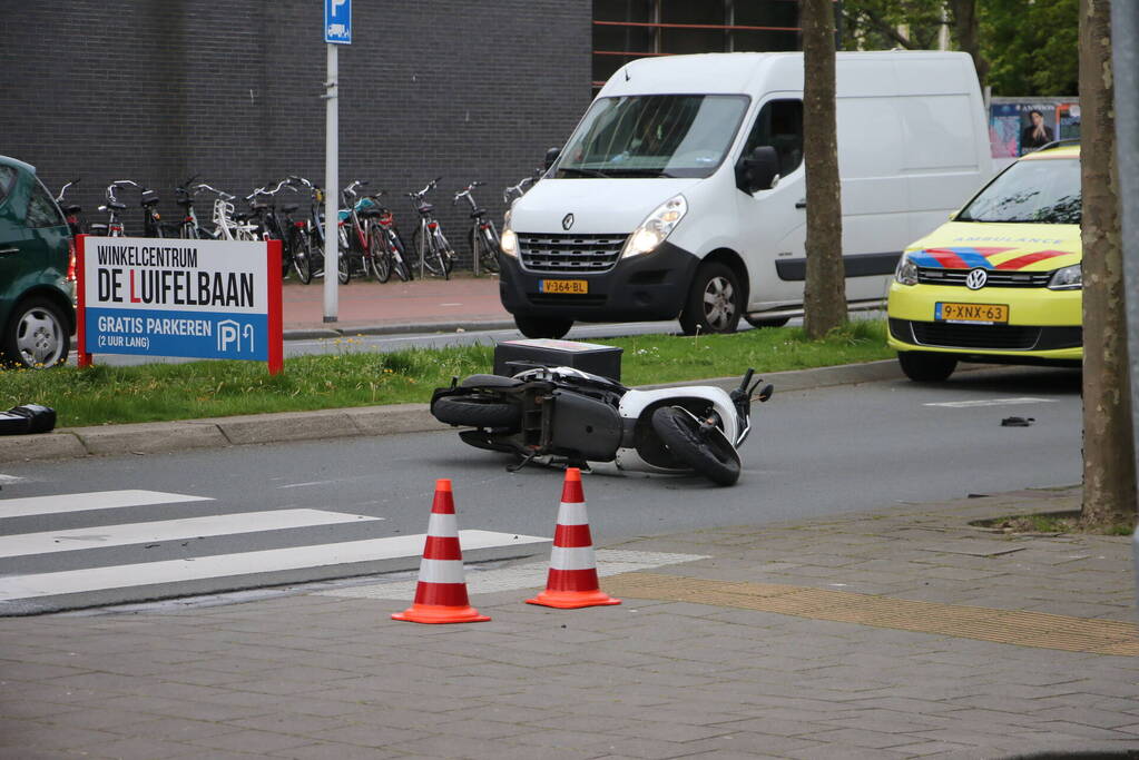 Bezorgscooter en auto botsen op rotonde