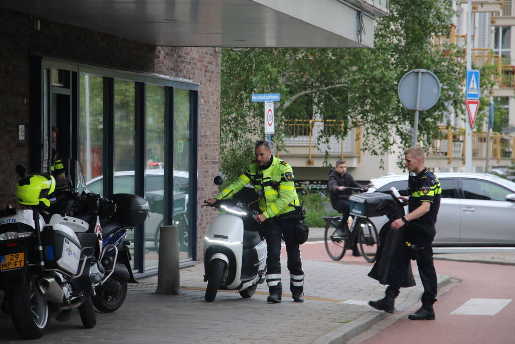 Bezorgscooter en auto botsen op rotonde