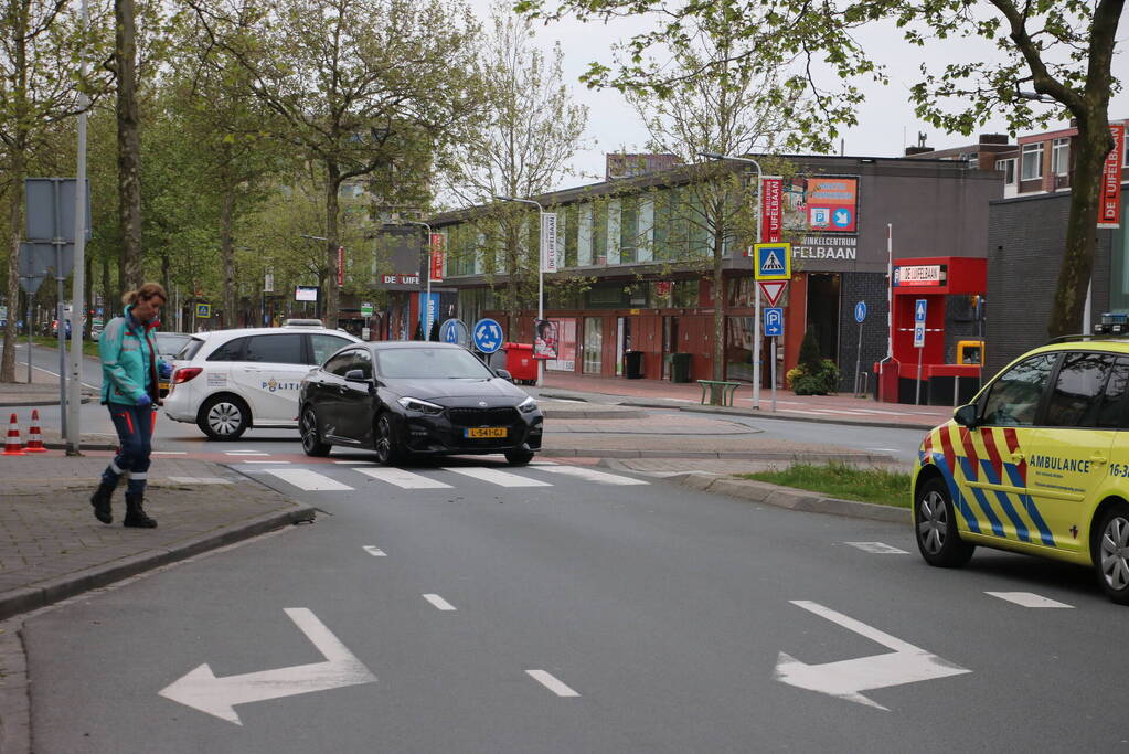 Bezorgscooter en auto botsen op rotonde