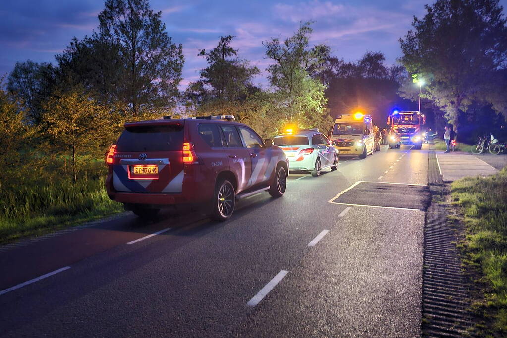 Persoon belandt met scootmobiel in sloot