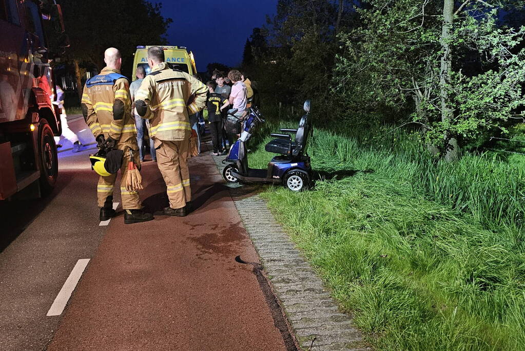 Persoon belandt met scootmobiel in sloot