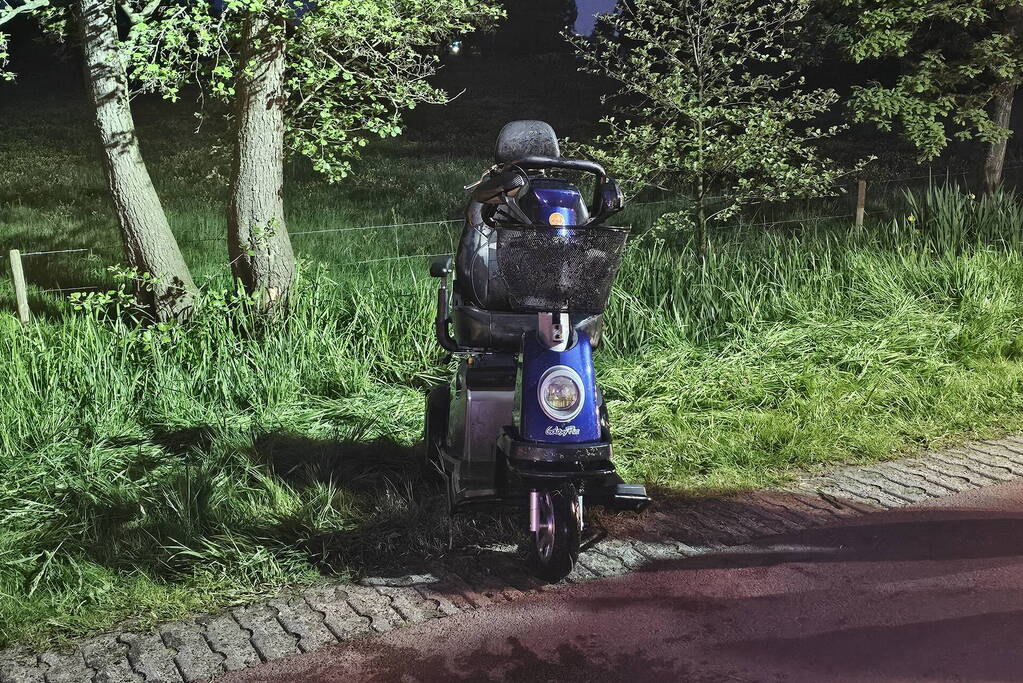 Persoon belandt met scootmobiel in sloot