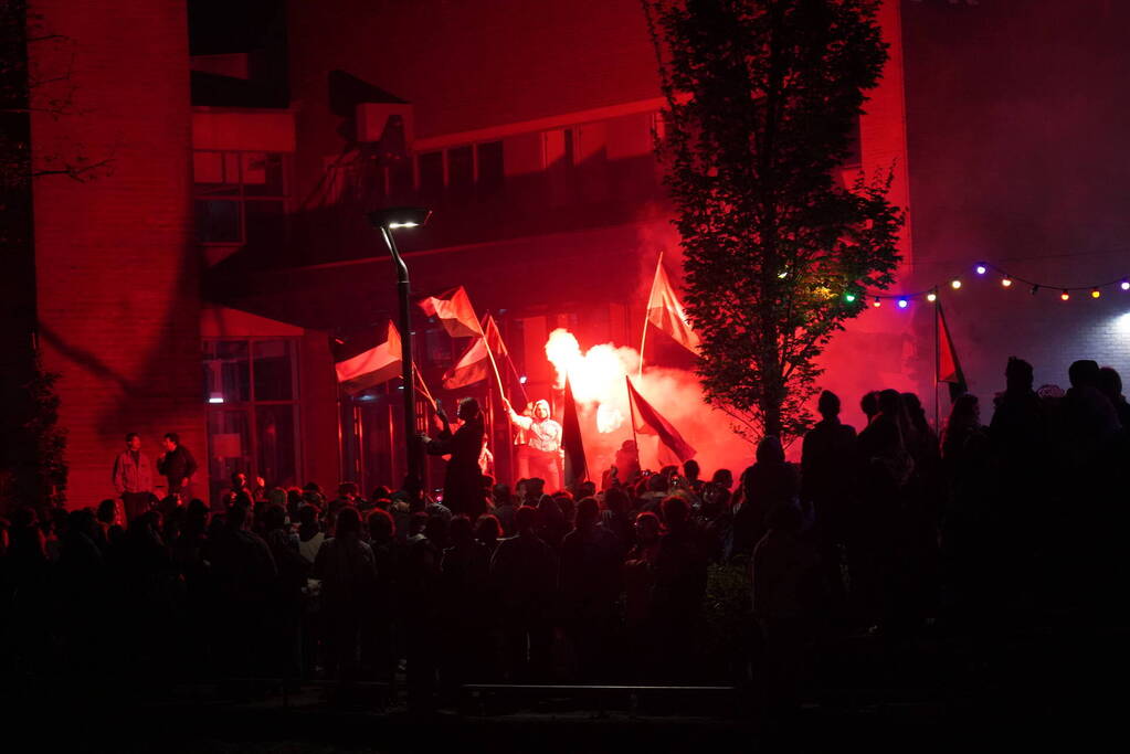 ME grijpt in bij bezetting UvA terrein