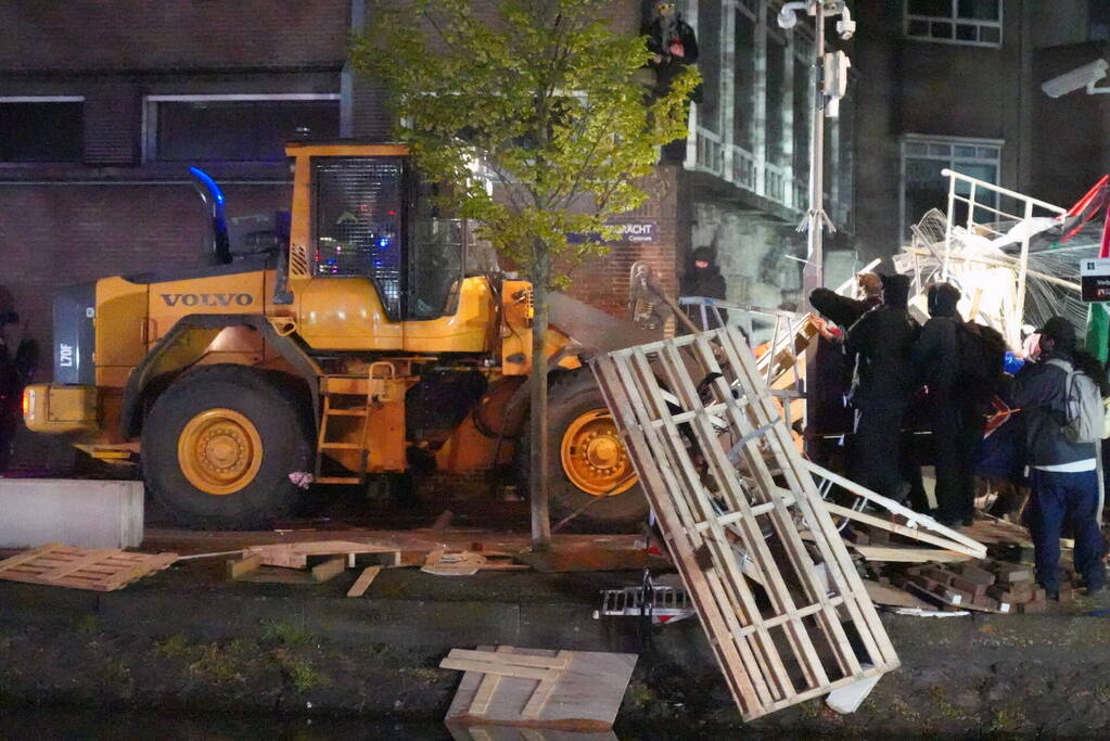 ME grijpt in bij bezetting UvA terrein