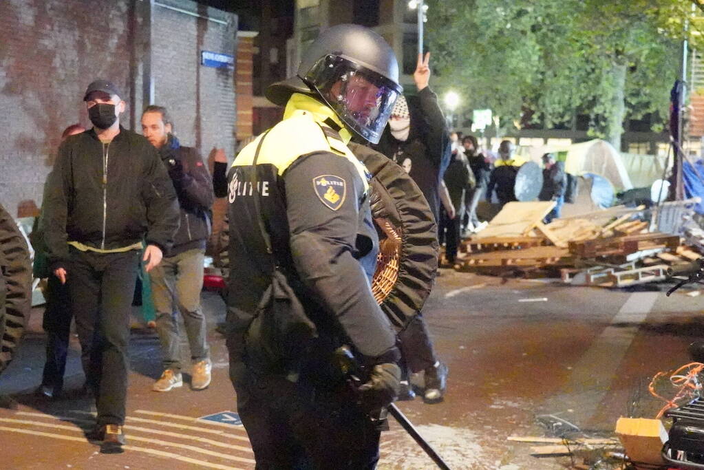 ME grijpt in bij bezetting UvA terrein