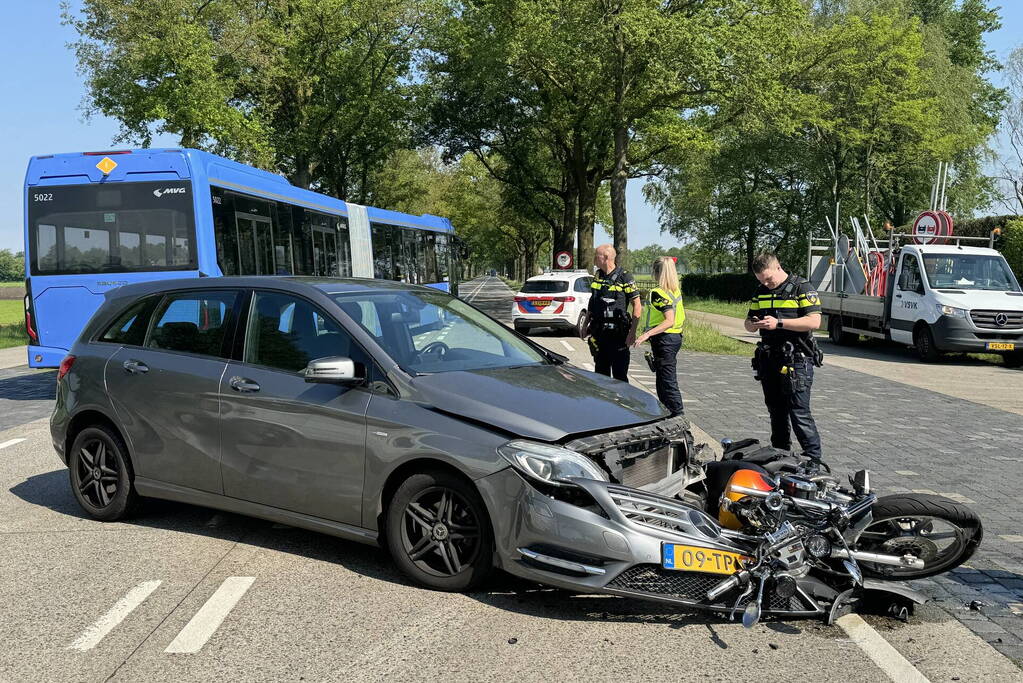 Motorrijder gewond bij harde botsing met automobilist