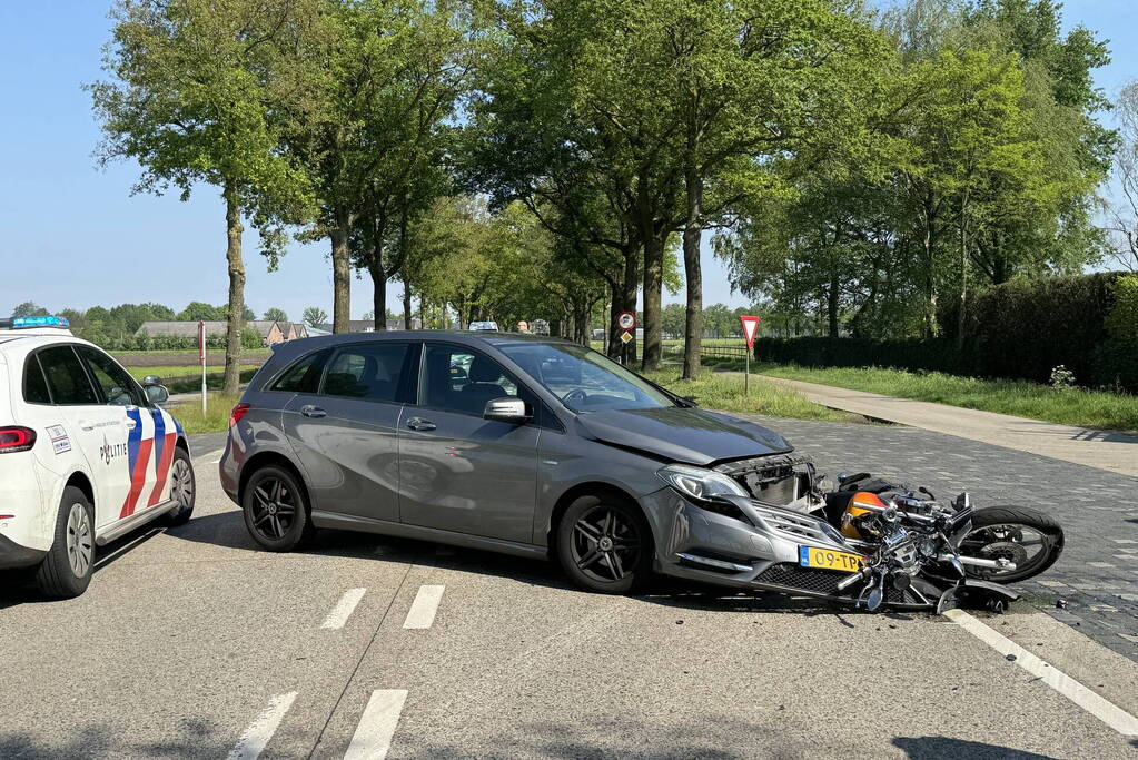 Motorrijder gewond bij harde botsing met automobilist