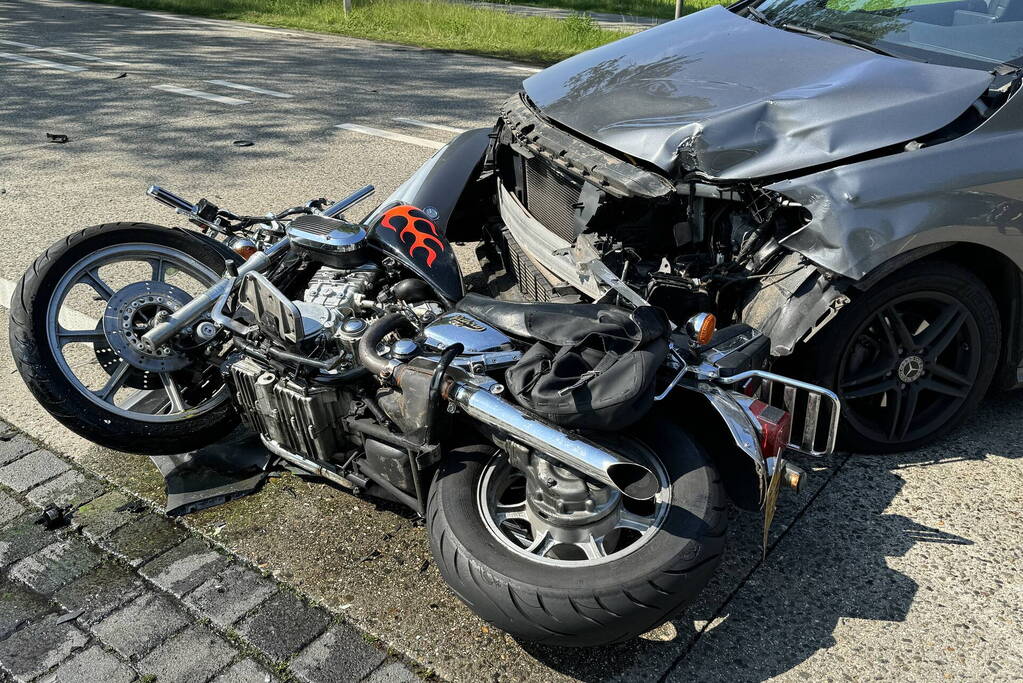 Motorrijder gewond bij harde botsing met automobilist