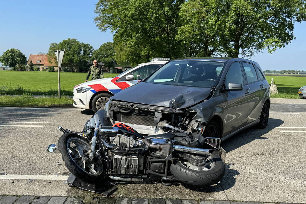 Motorrijder gewond bij harde botsing met automobilist