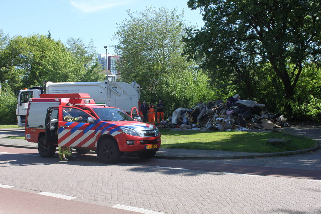 Vuilniswagen dumpt afval op straat vanwege mogelijke brand