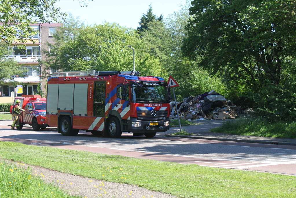 Vuilniswagen dumpt afval op straat vanwege mogelijke brand