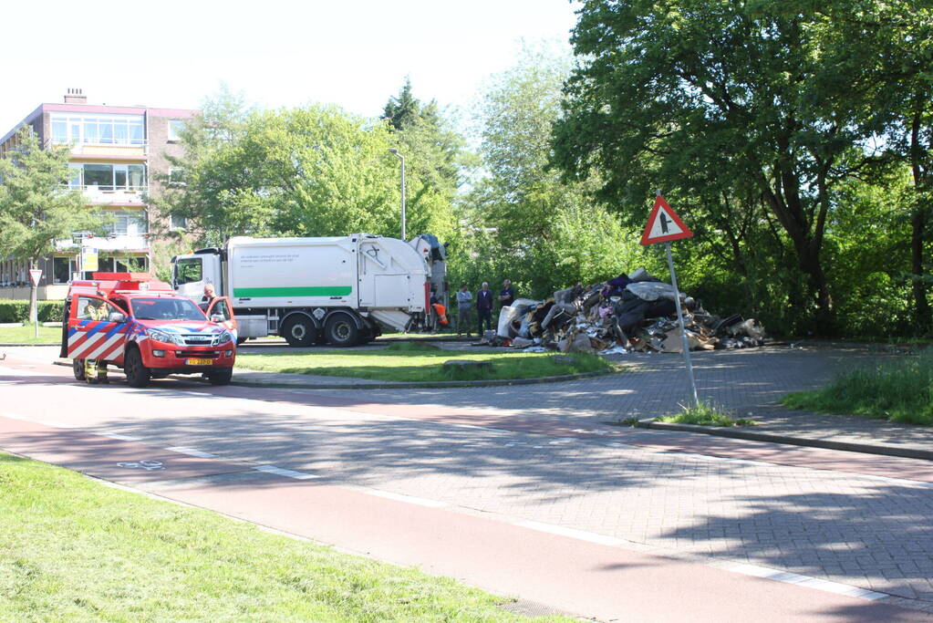 Vuilniswagen dumpt afval op straat vanwege mogelijke brand