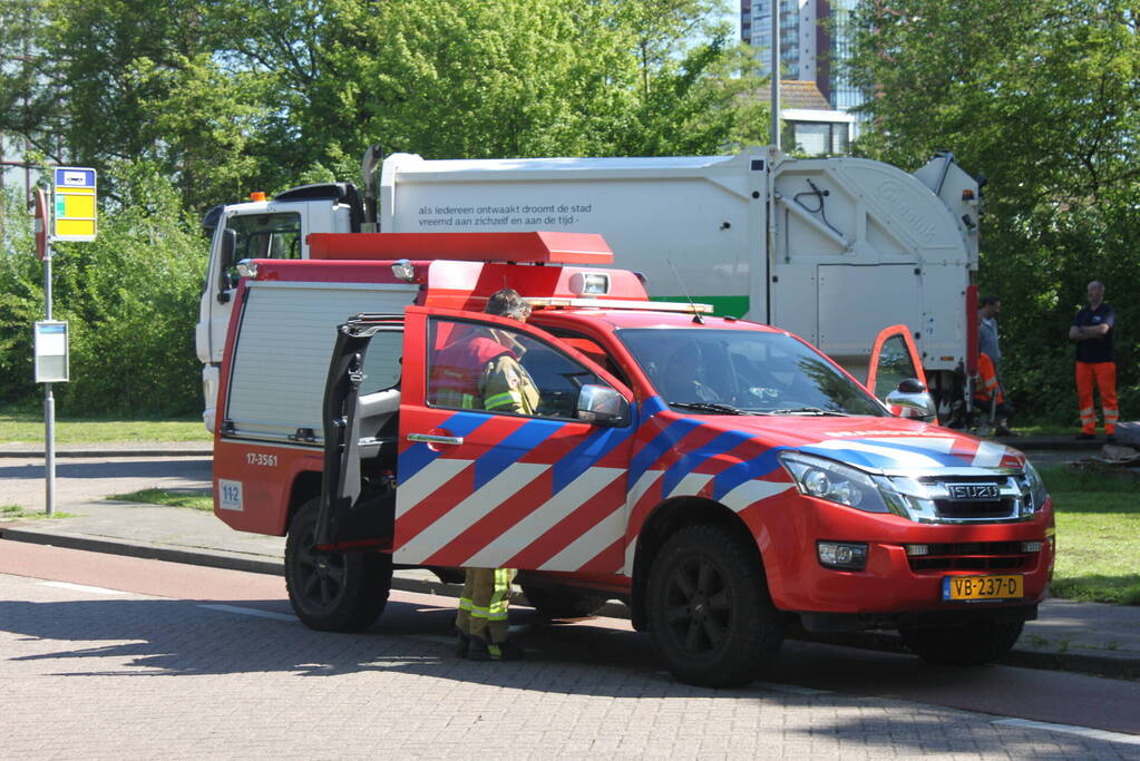 Vuilniswagen dumpt afval op straat vanwege mogelijke brand