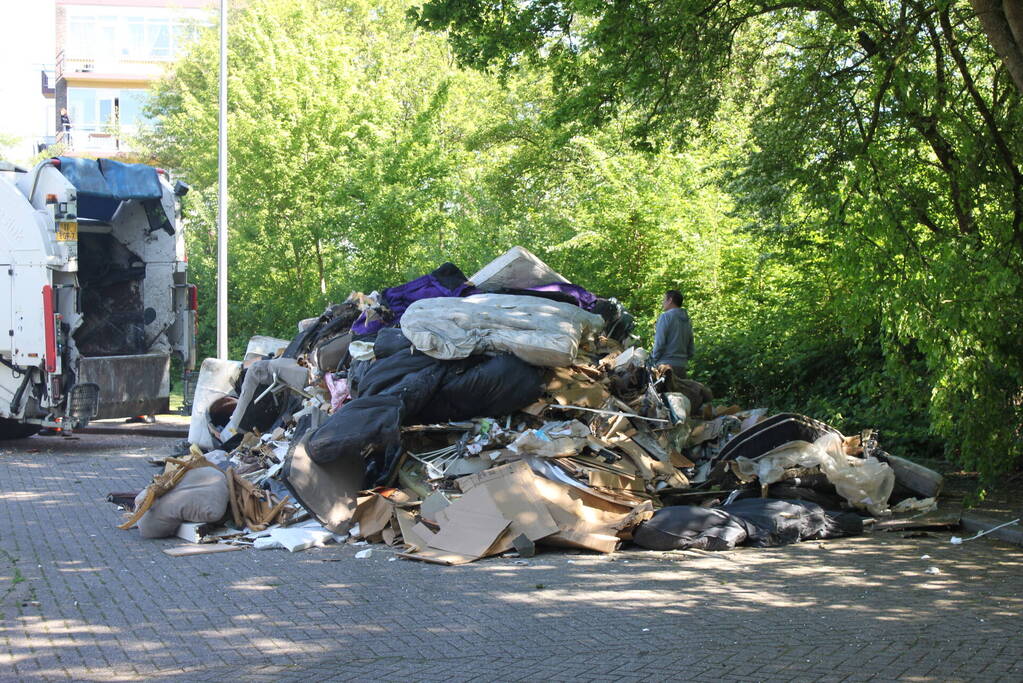 Vuilniswagen dumpt afval op straat vanwege mogelijke brand