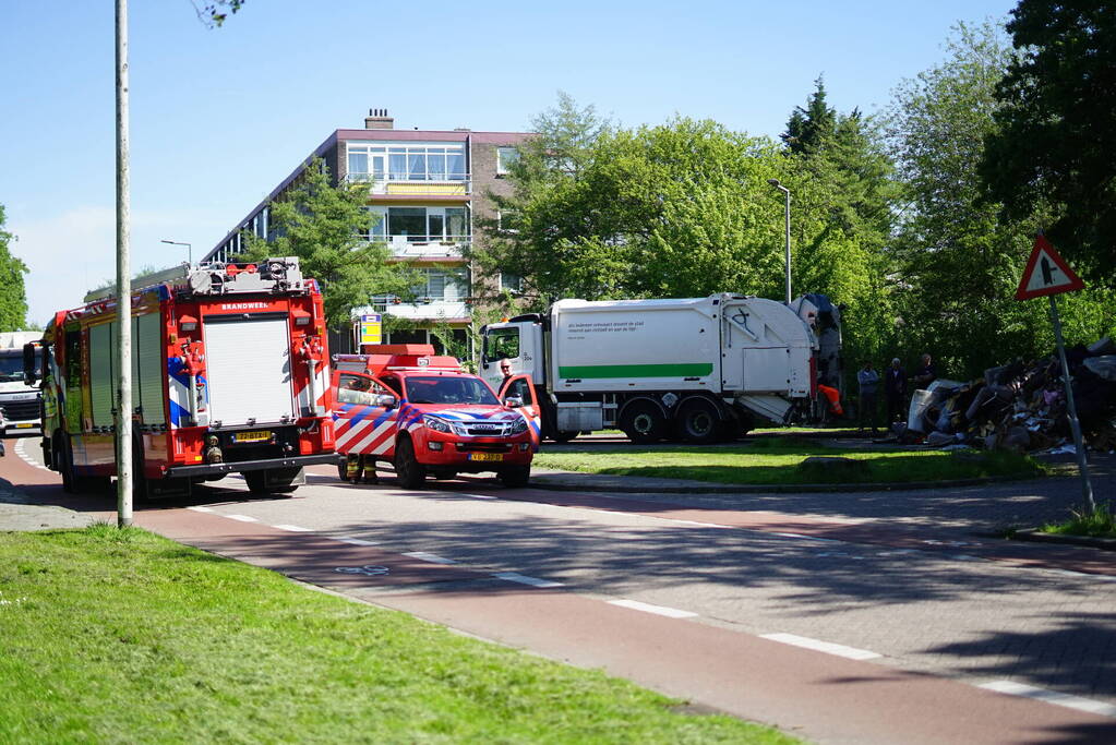 Vuilniswagen dumpt afval op straat vanwege mogelijke brand