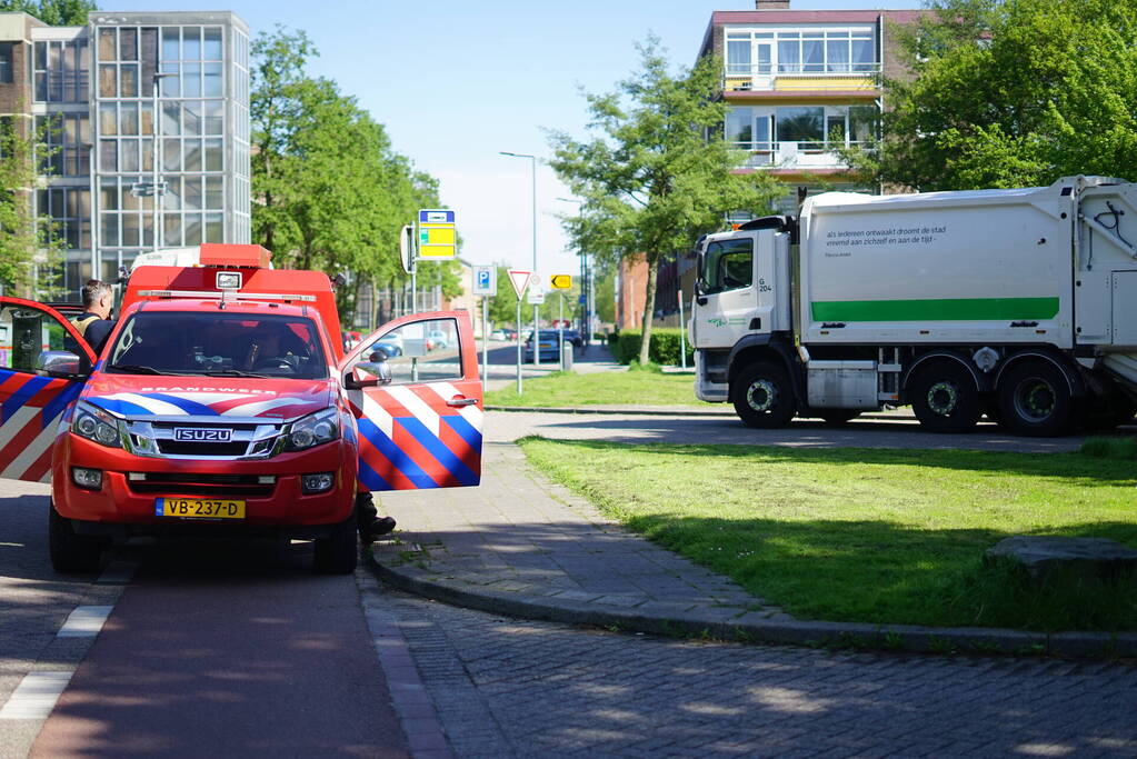 Vuilniswagen dumpt afval op straat vanwege mogelijke brand