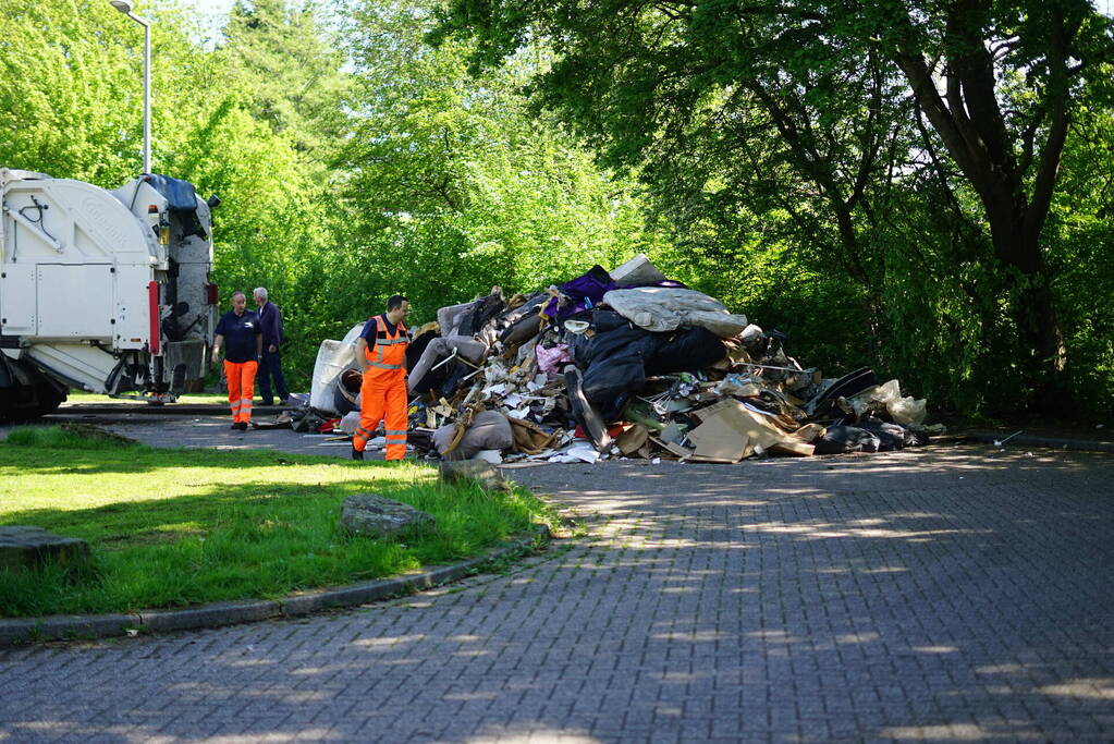 Vuilniswagen dumpt afval op straat vanwege mogelijke brand