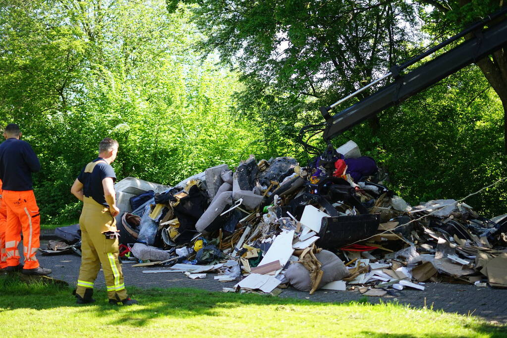 Vuilniswagen dumpt afval op straat vanwege mogelijke brand