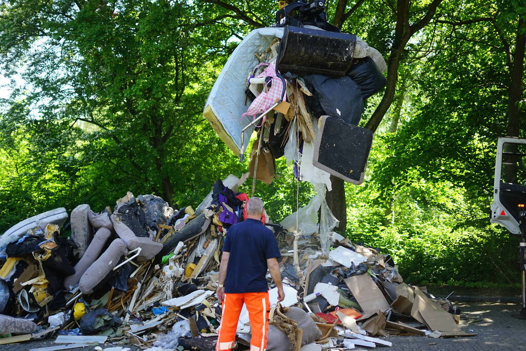 Vuilniswagen dumpt afval op straat vanwege mogelijke brand