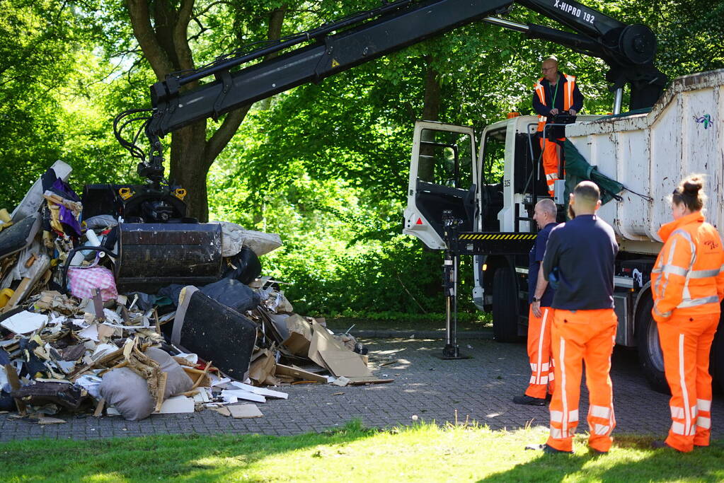 Vuilniswagen dumpt afval op straat vanwege mogelijke brand