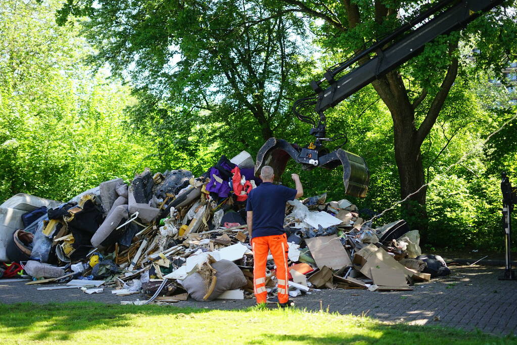 Vuilniswagen dumpt afval op straat vanwege mogelijke brand