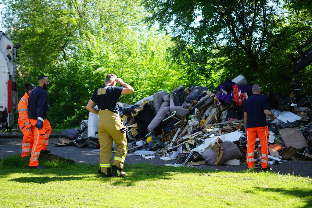 Vuilniswagen dumpt afval op straat vanwege mogelijke brand