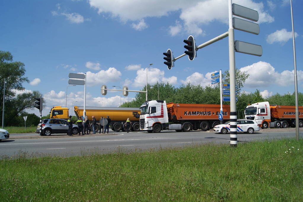 Vrachtwagen en personenauto in botsing bij kruising