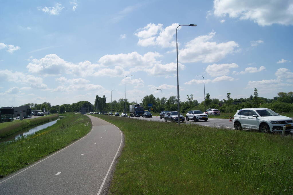 Vrachtwagen en personenauto in botsing bij kruising