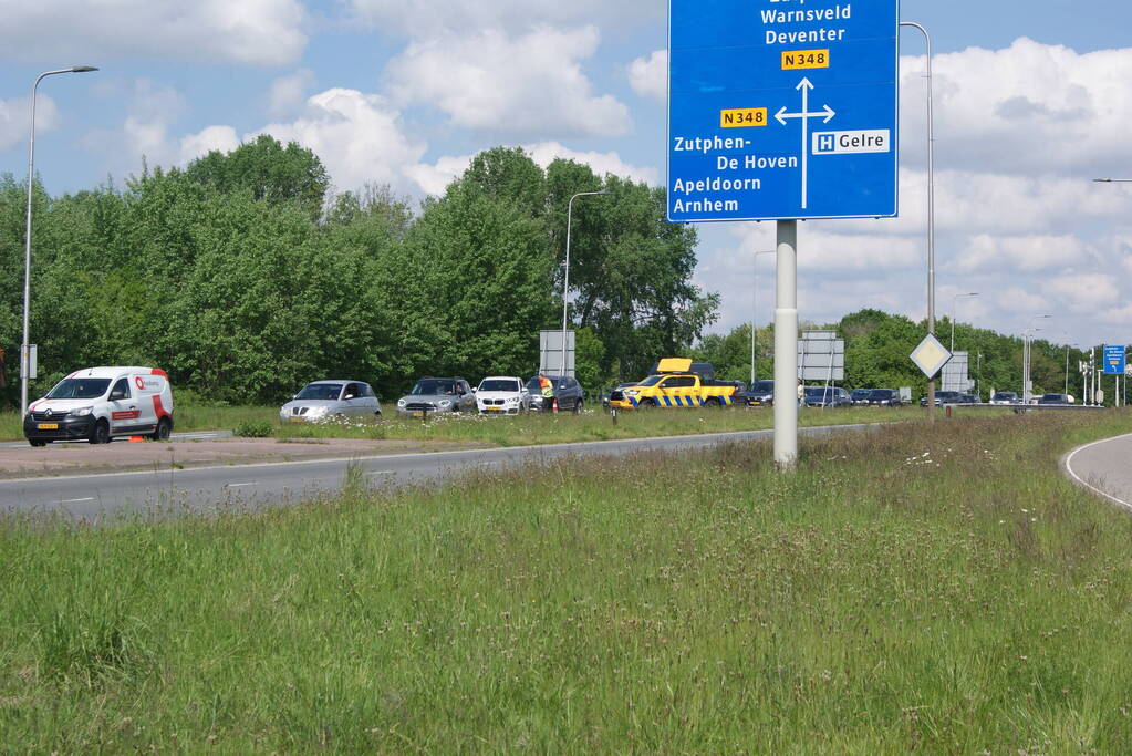 Vrachtwagen en personenauto in botsing bij kruising