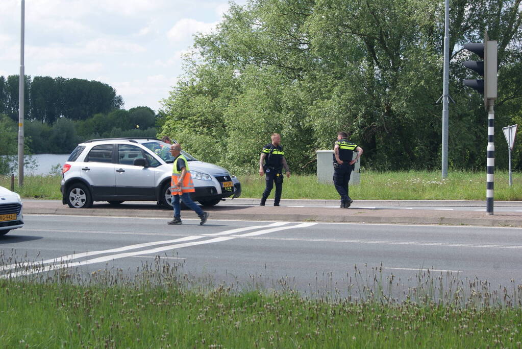 Vrachtwagen en personenauto in botsing bij kruising