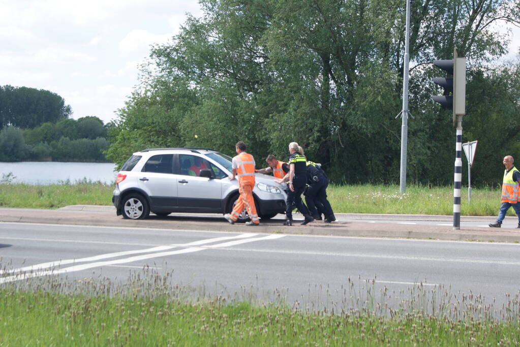 Vrachtwagen en personenauto in botsing bij kruising