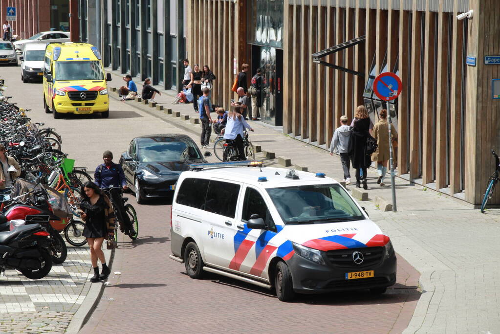 Ravage nadat bakwagen zich klemrijdt onder viaduct