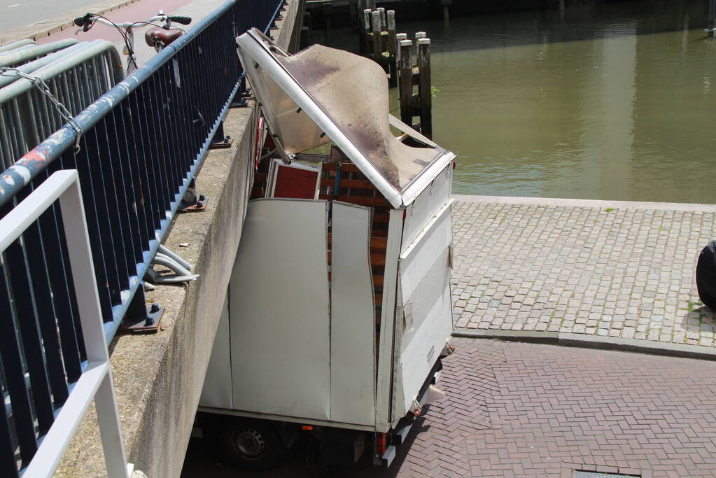 Ravage nadat bakwagen zich klemrijdt onder viaduct