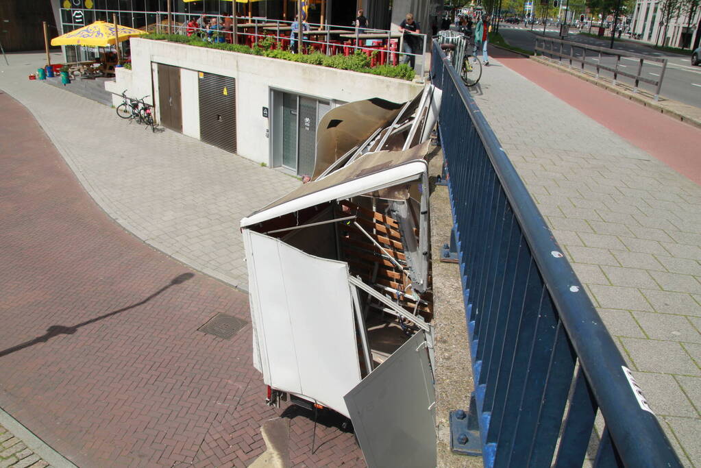 Ravage nadat bakwagen zich klemrijdt onder viaduct