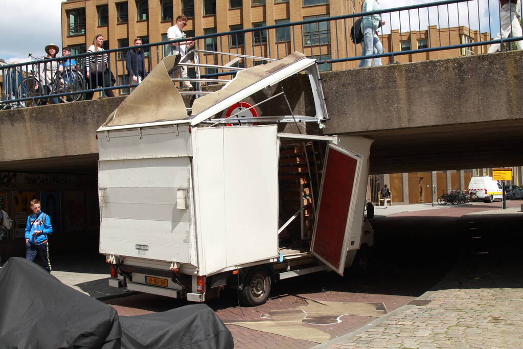 Ravage nadat bakwagen zich klemrijdt onder viaduct