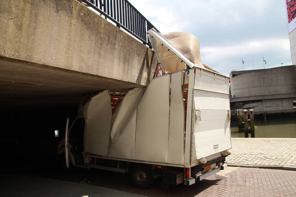 Ravage nadat bakwagen zich klemrijdt onder viaduct