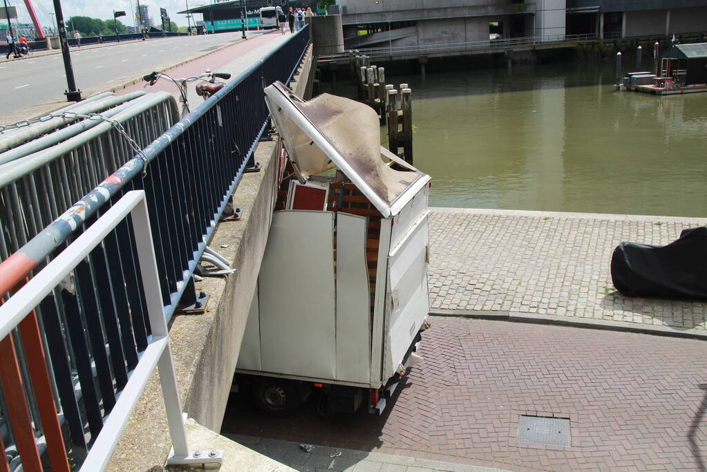 Ravage nadat bakwagen zich klemrijdt onder viaduct