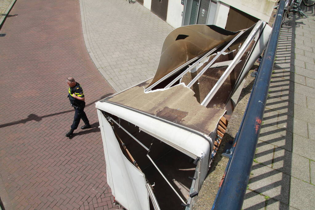 Ravage nadat bakwagen zich klemrijdt onder viaduct