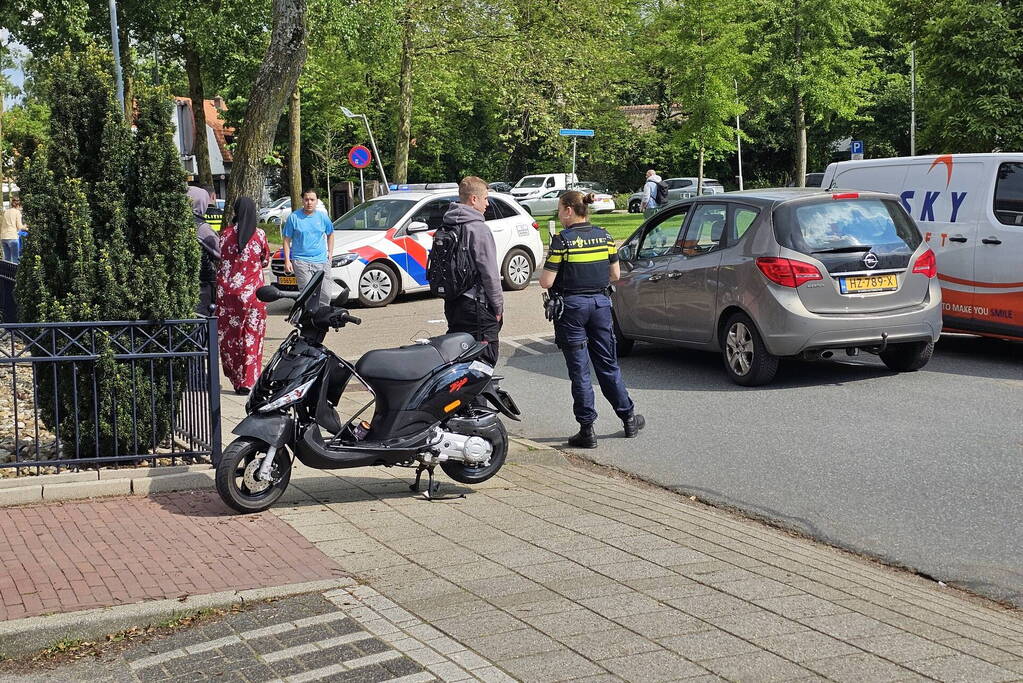 Scooterrijder botst op auto