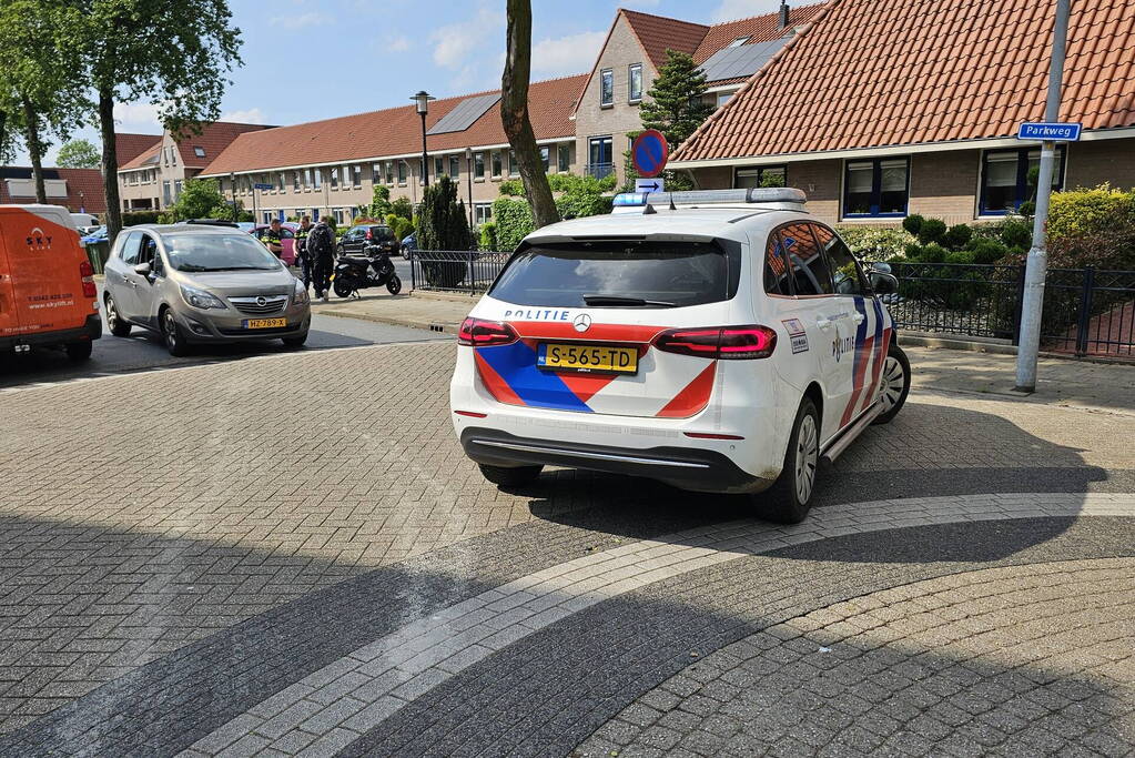 Scooterrijder botst op auto