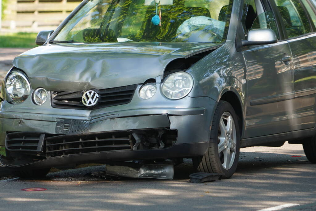 Auto beschadigd na kop-staartbotsing