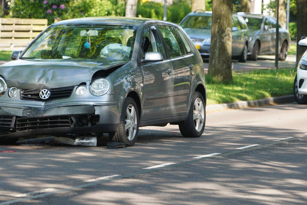 Auto beschadigd na kop-staartbotsing