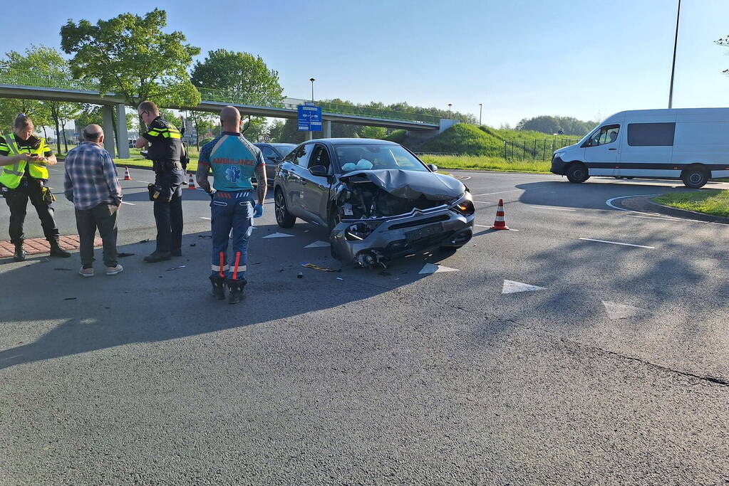 Auto zwaar beschadigd na frontale botsing