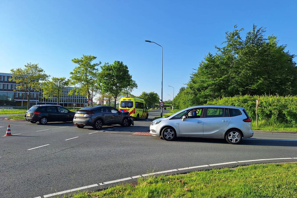 Auto zwaar beschadigd na frontale botsing